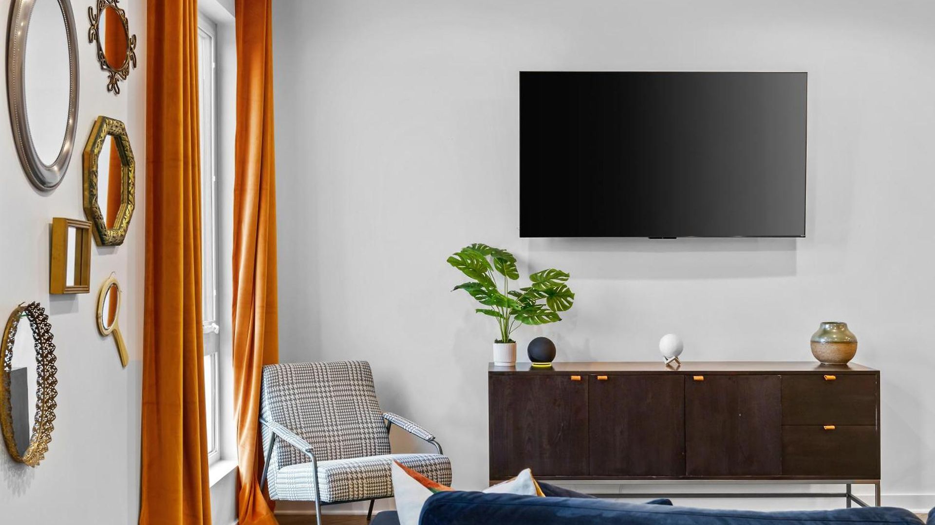 Modern, Free Parking, Walk To Everything Apartment *