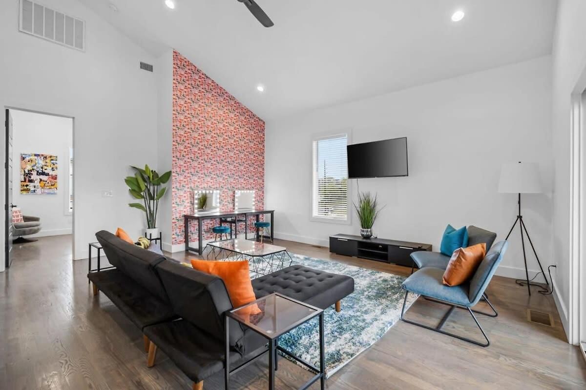 Magnificent 4 Bedroom -w Balcony & Fireplace