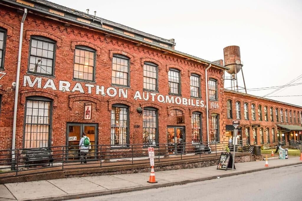 Stylish 3 Bed Retreat, Rooftop, Parking, Sleeps 10, Ensuite Baths, Bunk Room, Gourmet Kitchen, Cozy Living Space, Rooftop Views & Fire Table, Near Downtown, Distilleries & Marathon Village, 24 Hr Hospitality * Nashville