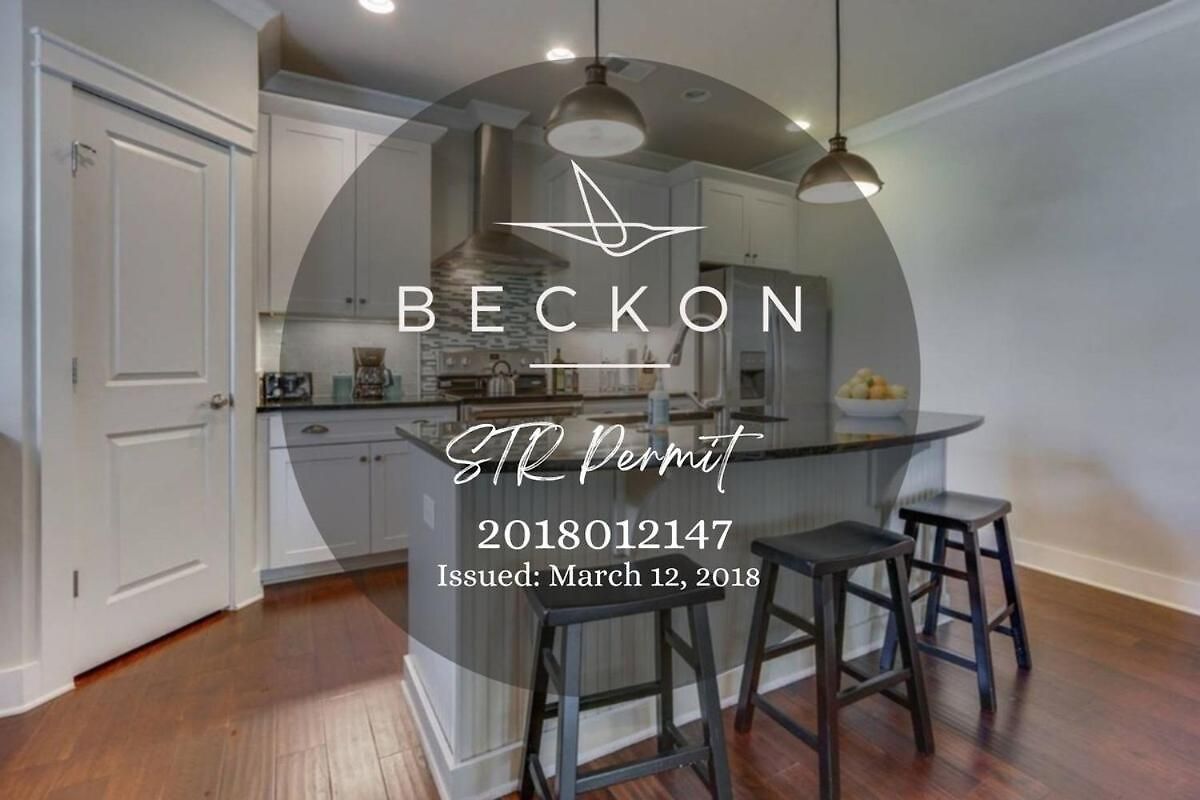 Twin Belmont Homes W 8 King 4 Living Sleep Up To 24 Guests Walk To Belmont & Vanderbilt Near Music Row The Gulch & 12 South 2 Miles To Broadway Smart Tvs Parking 24 Hr Hospitality *