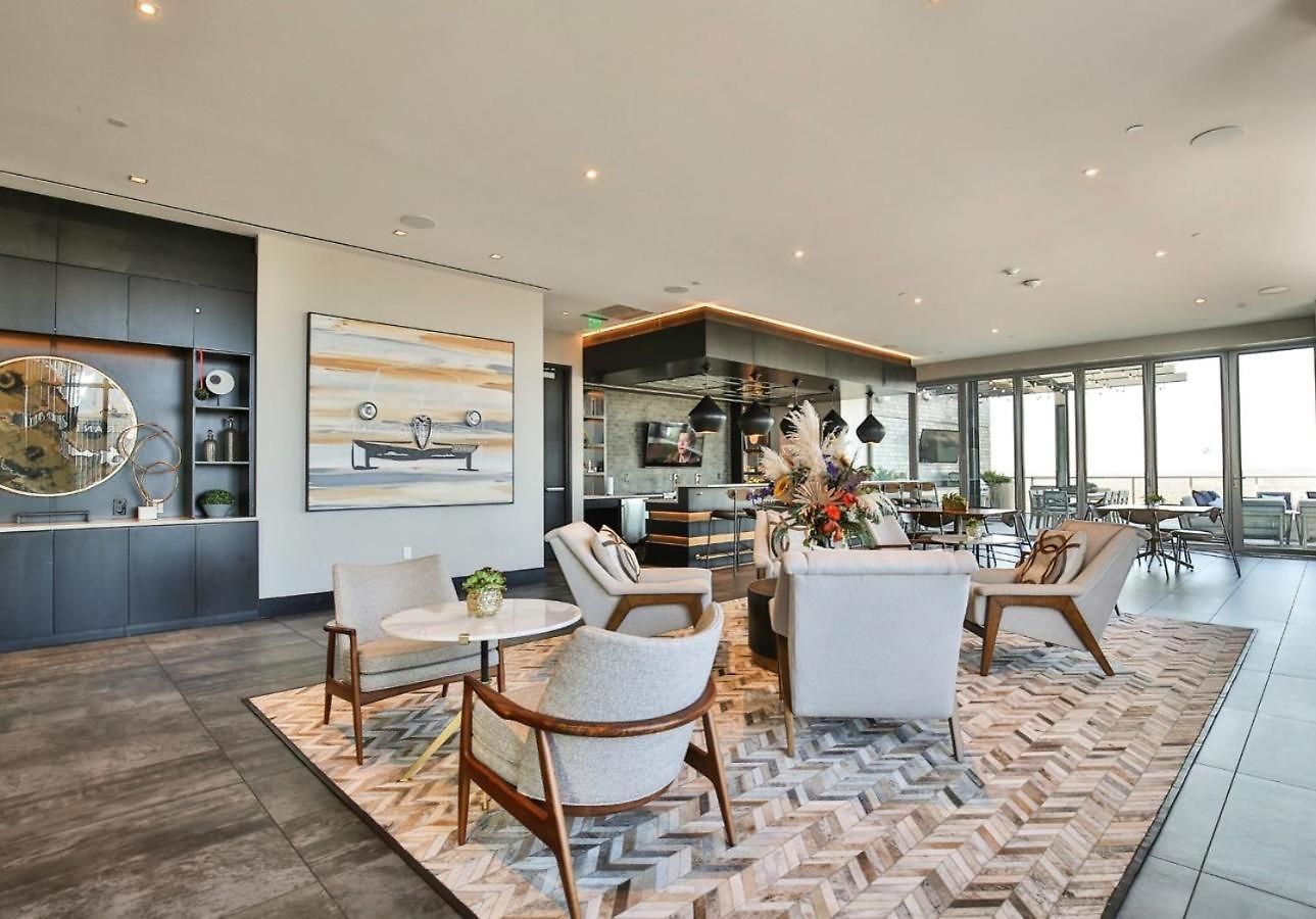 Deluxe On Broadway Apartment
