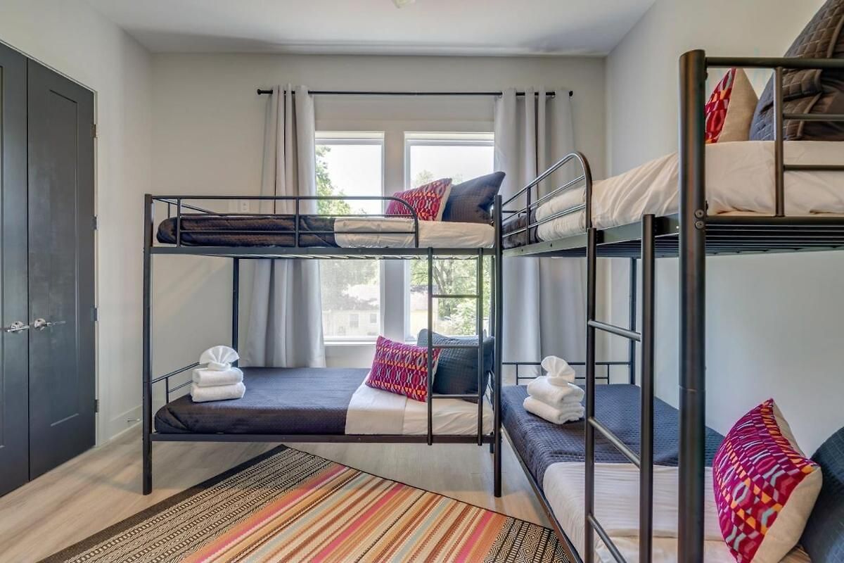 East Nash Double - 26 Beds Fast Nashville