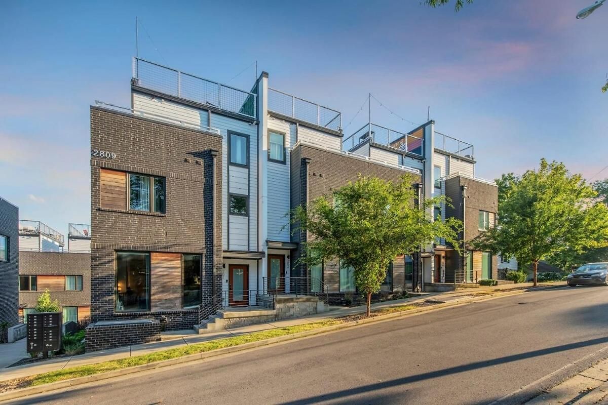 Luxury Retreat: Rooftop Hot Tub Double Deck & Game * Nashville