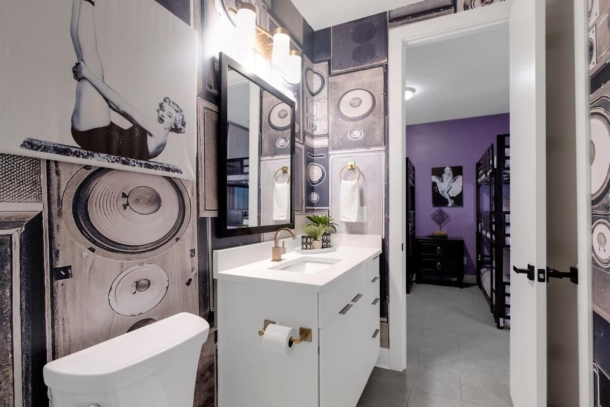 Luxury Retreat: Rooftop Hot Tub Double Deck & Game *