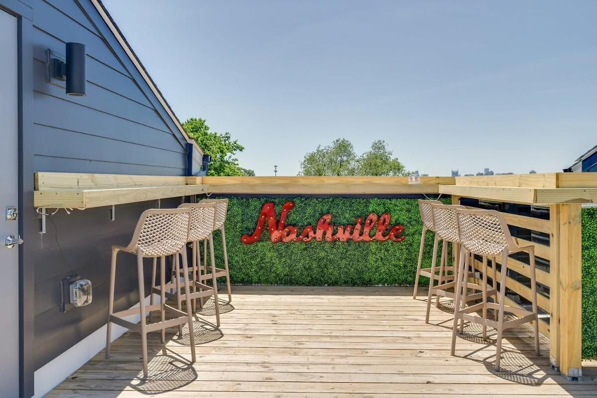 East Nash Double - 26 Beds Fast Nashville