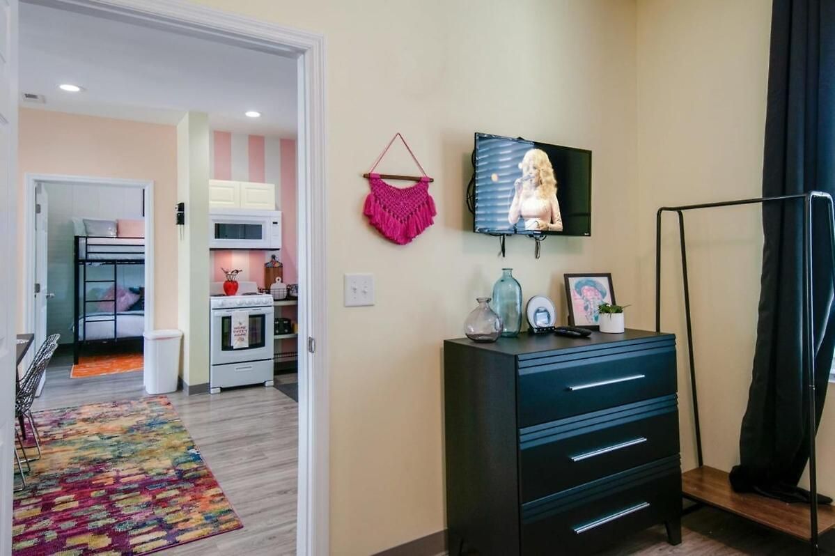 New 4 Bedroom Near Dt Walk To Restaurants Apartment *