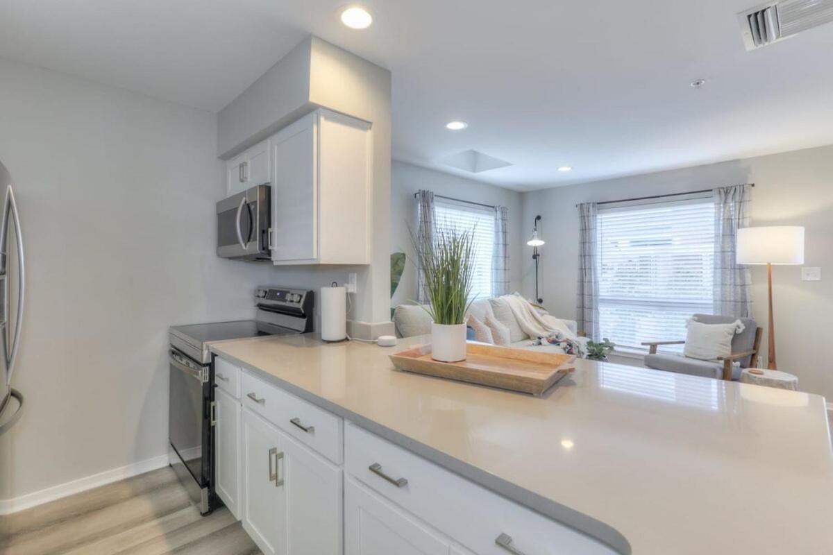 Walk To Broadway Riverfront With Pool Apartment *