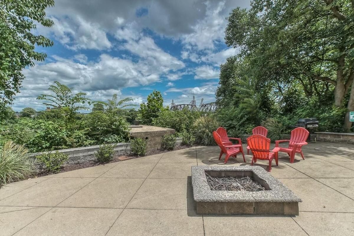 Walk To Broadway Riverfront With Pool Apartment