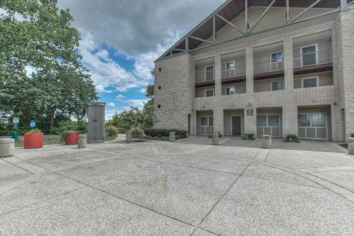 Walk To Broadway Riverfront With Pool Apartment Nashville