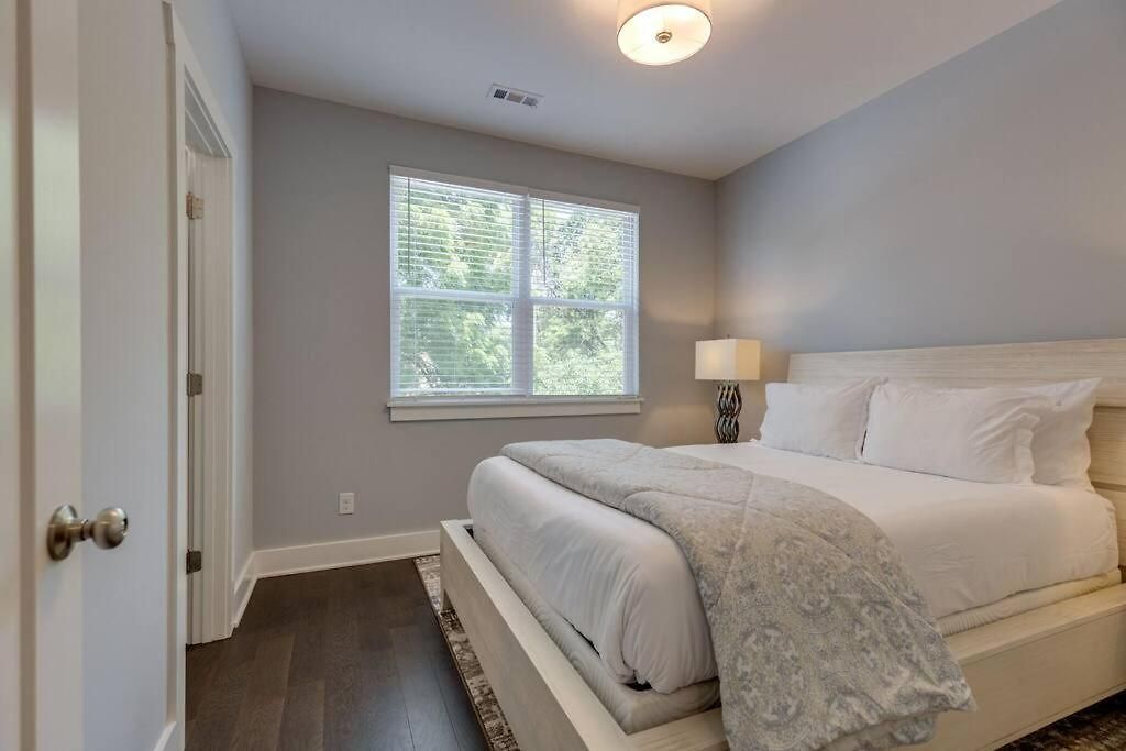 New Townhome 5 Mins To Broadway Sleeps 8
