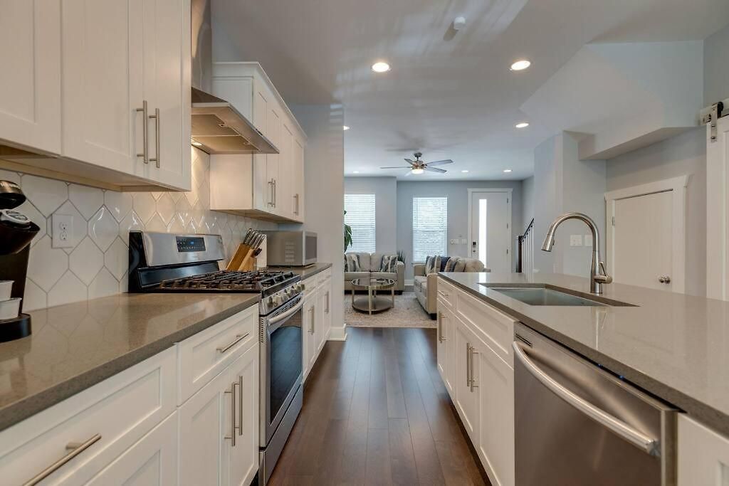 New Townhome 5 Mins To Broadway Sleeps 8