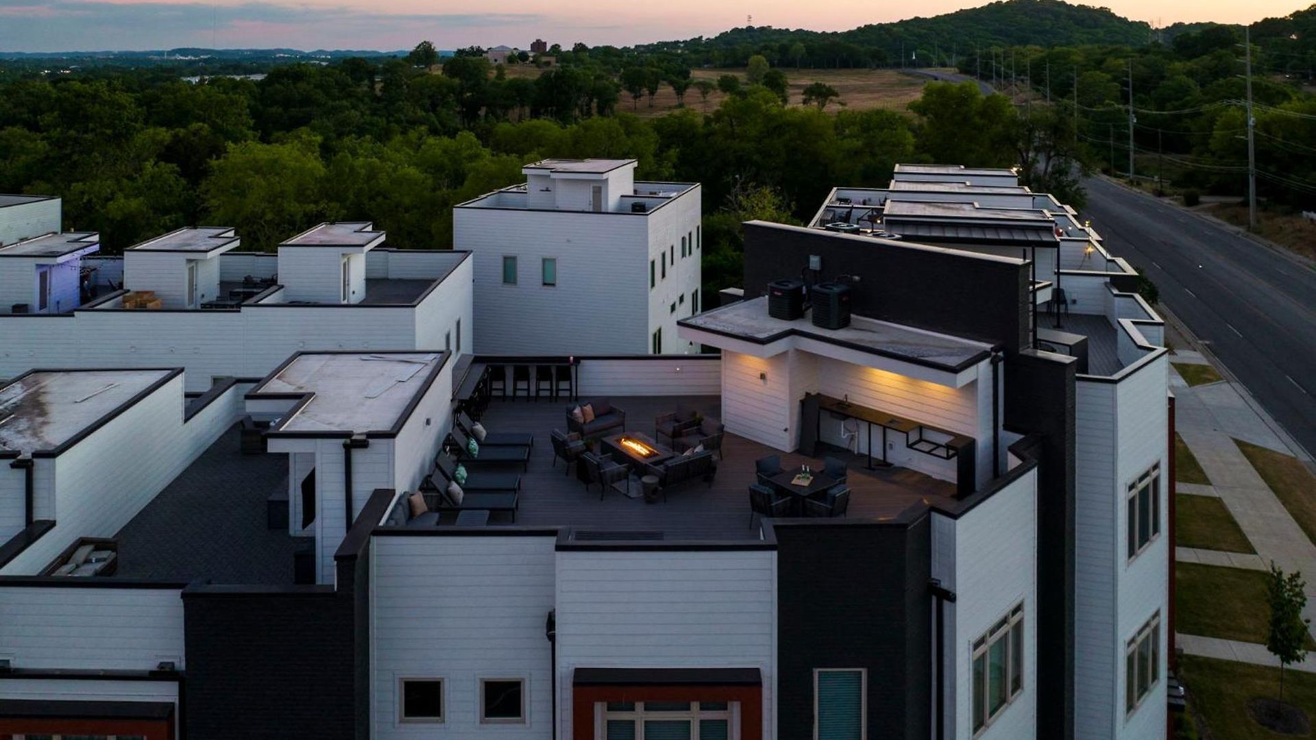 Holiday home Rooftop Skyline Views Dt Nash Sleeps 12