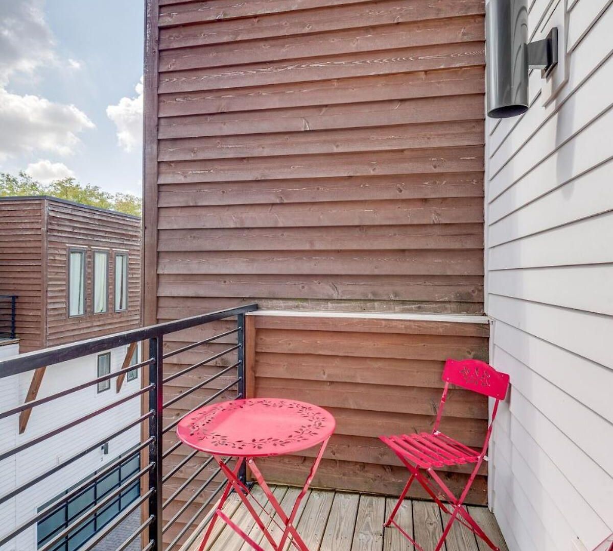 10 Percent Off New Downtown Sleeps 8 *