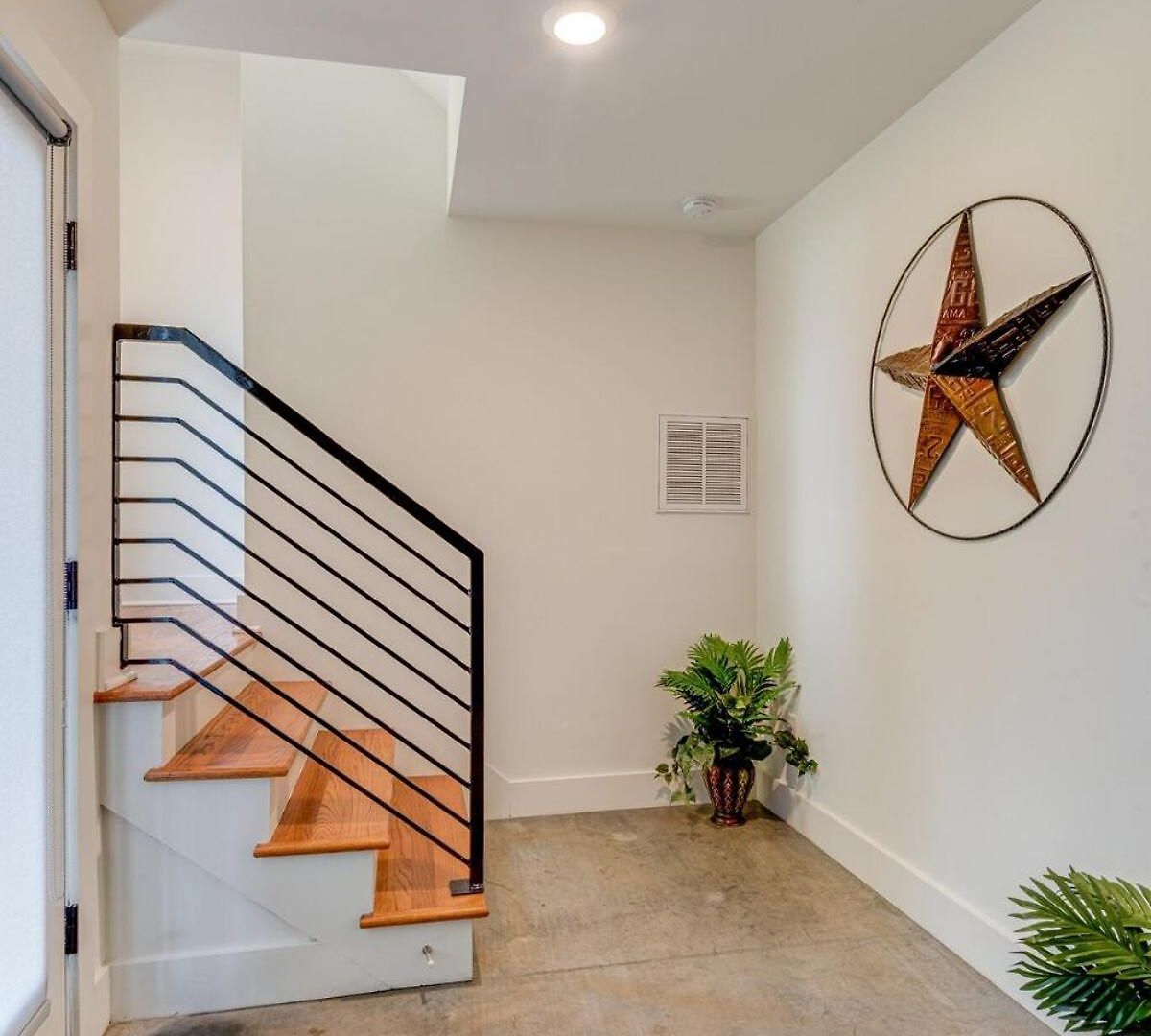 10 Percent Off New Downtown Sleeps 8 Holiday home *