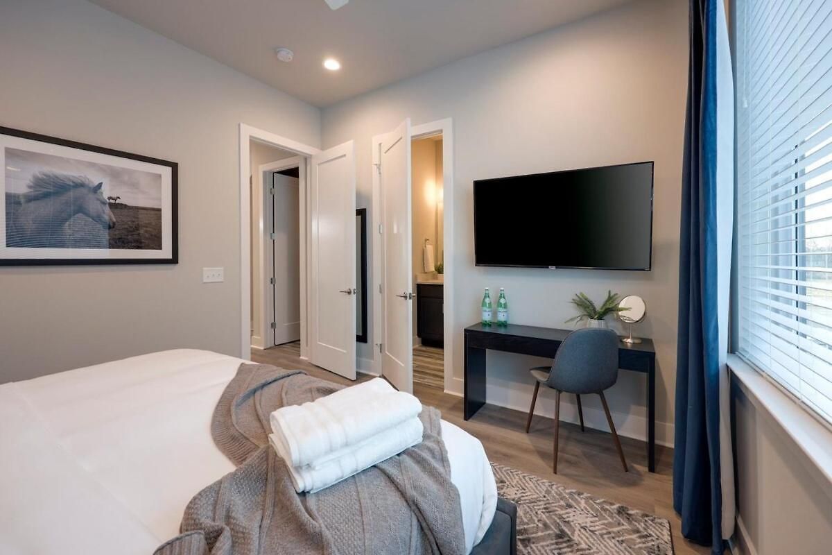 New Lux Townhome 6 Mins To Dt Rooftop Sleeps 12 Holiday home *
