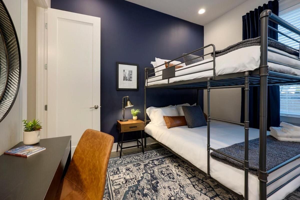New Lux Townhome 6 Mins To Dt Rooftop Sleeps 12 *