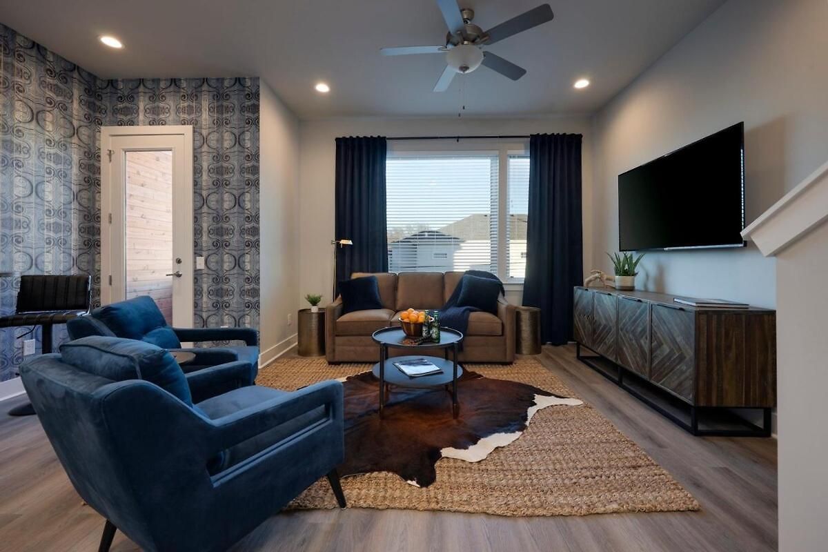 New Lux Townhome 6 Mins To Dt Rooftop Sleeps 12 *