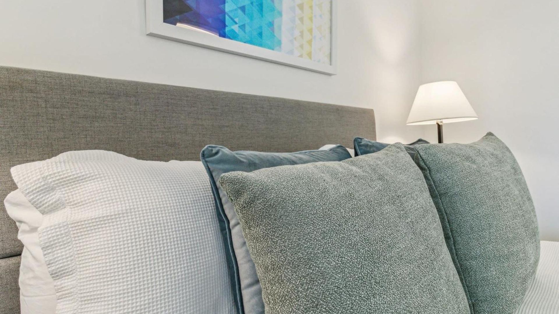 Apartment Contemporary City Living In