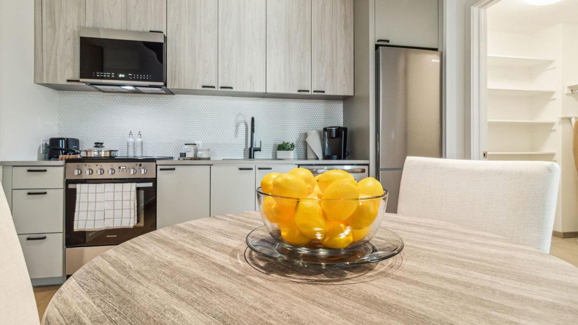 Contemporary City Living In Apartment *