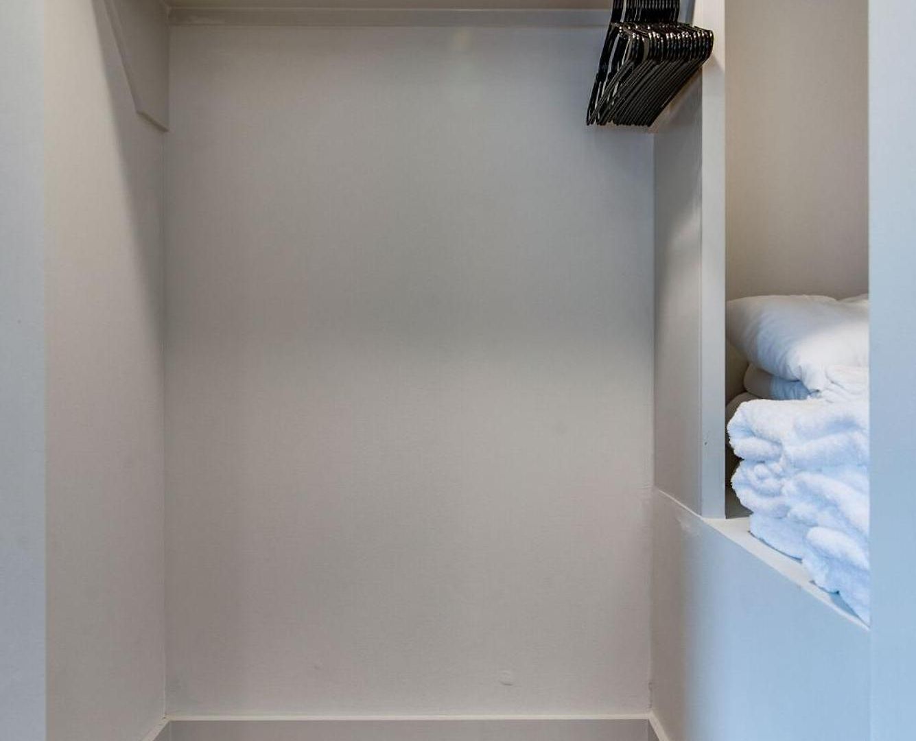 Modern East Gem, Walk To Local Favorites, Cozy Den, Workspace & Smart Tvs, Fully Equipped Kitchen, Garage & Fast Wifi, Near Mas Tacos, Rosepepper & Five Points, 10 Min To Broadway & Nissan Stadium, 24 Hr Hospitality