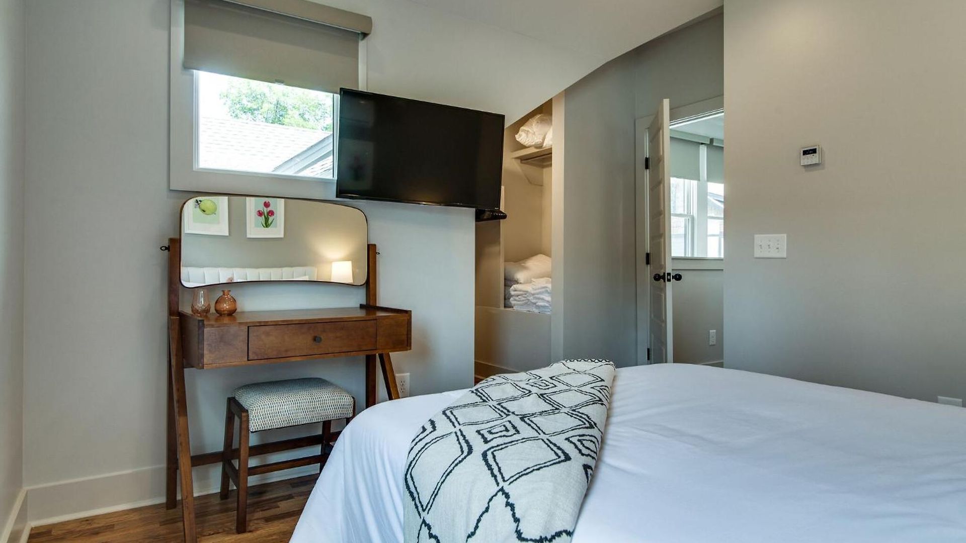 Modern East Gem, Walk To Local Favorites, Cozy Den, Workspace & Smart Tvs, Fully Equipped Kitchen, Garage & Fast Wifi, Near Mas Tacos, Rosepepper & Five Points, 10 Min To Broadway & Nissan Stadium, 24 Hr Hospitality Holiday home Nashville