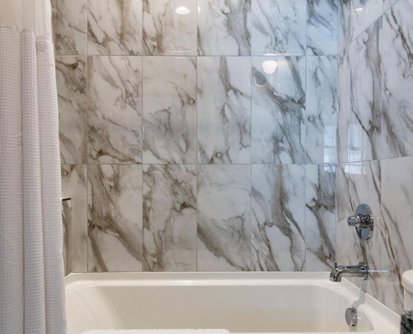 Modern East Gem, Walk To Local Favorites, Cozy Den, Workspace & Smart Tvs, Fully Equipped Kitchen, Garage & Fast Wifi, Near Mas Tacos, Rosepepper & Five Points, 10 Min To Broadway & Nissan Stadium, 24 Hr Hospitality