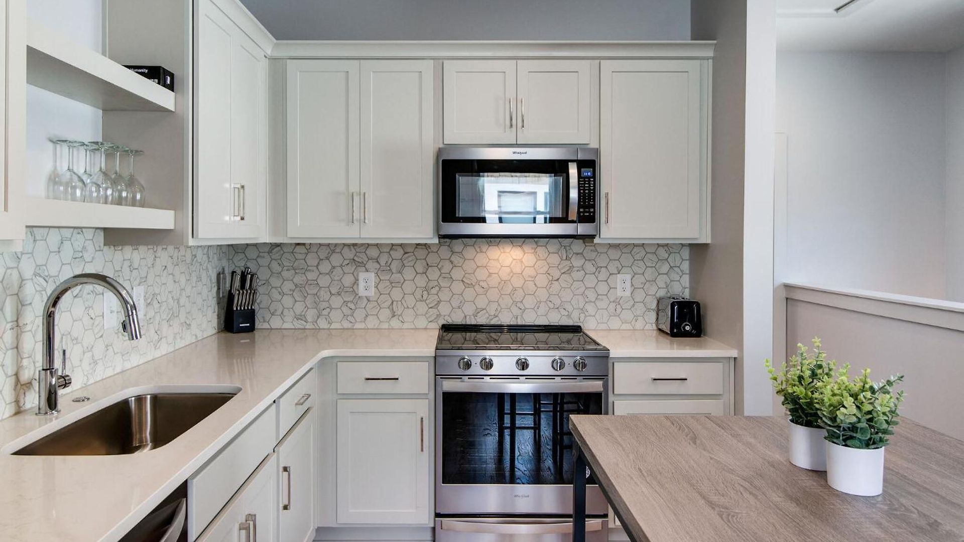 Modern East Gem, Walk To Local Favorites, Cozy Den, Workspace & Smart Tvs, Fully Equipped Kitchen, Garage & Fast Wifi, Near Mas Tacos, Rosepepper & Five Points, 10 Min To Broadway & Nissan Stadium, 24 Hr Hospitality Holiday home *