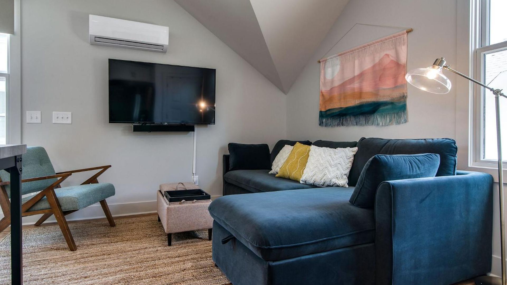 Modern East Gem, Walk To Local Favorites, Cozy Den, Workspace & Smart Tvs, Fully Equipped Kitchen, Garage & Fast Wifi, Near Mas Tacos, Rosepepper & Five Points, 10 Min To Broadway & Nissan Stadium, 24 Hr Hospitality Holiday home Nashville