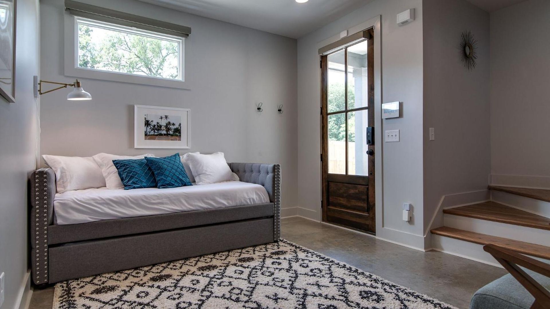 Modern East Gem, Walk To Local Favorites, Cozy Den, Workspace & Smart Tvs, Fully Equipped Kitchen, Garage & Fast Wifi, Near Mas Tacos, Rosepepper & Five Points, 10 Min To Broadway & Nissan Stadium, 24 Hr Hospitality Holiday home *