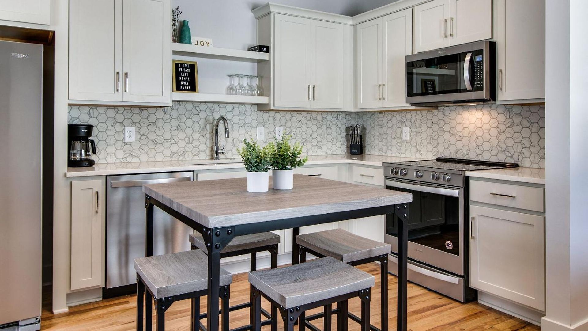 Modern East Gem, Walk To Local Favorites, Cozy Den, Workspace & Smart Tvs, Fully Equipped Kitchen, Garage & Fast Wifi, Near Mas Tacos, Rosepepper & Five Points, 10 Min To Broadway & Nissan Stadium, 24 Hr Hospitality Holiday home
