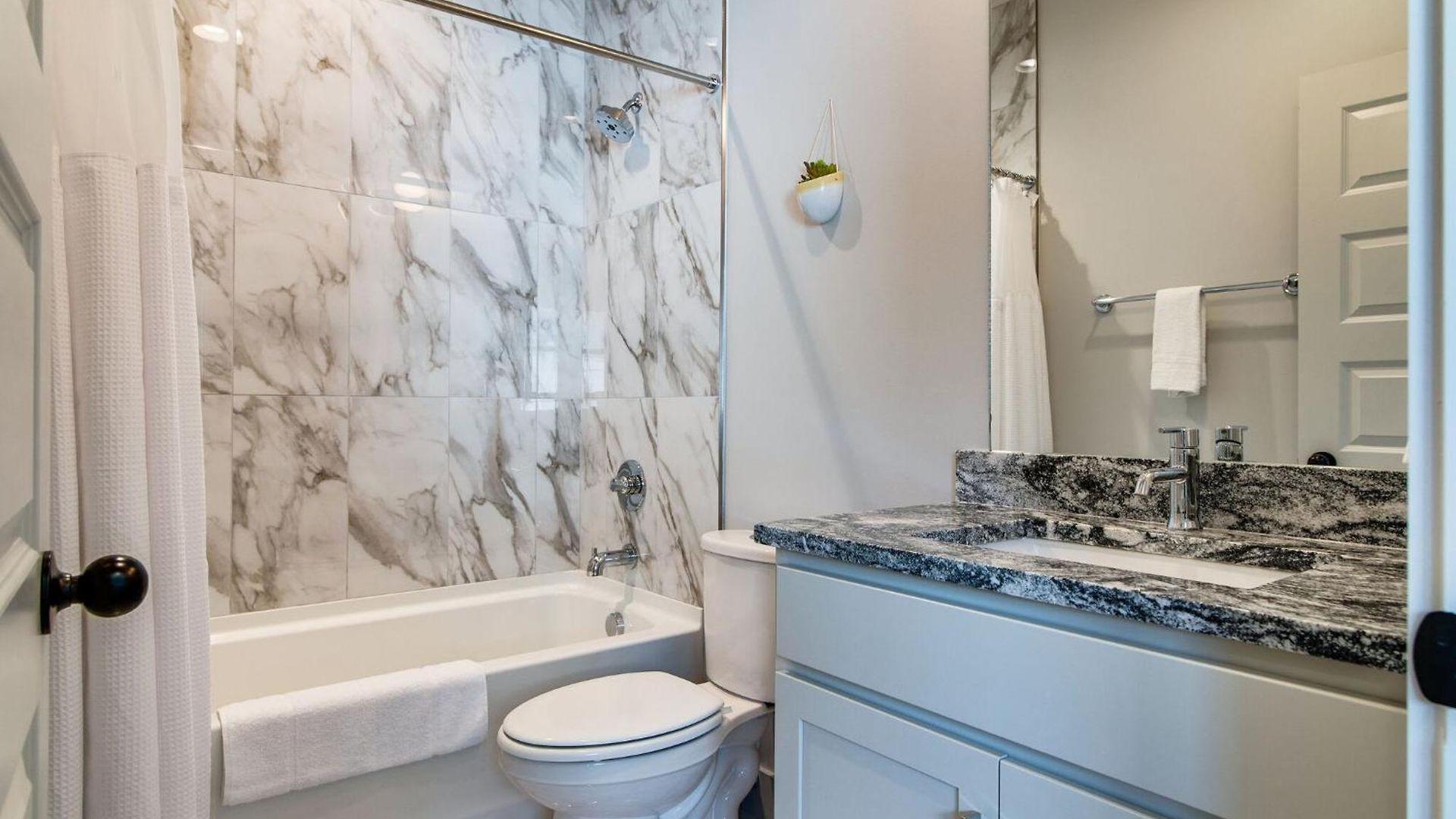 Holiday home Modern East Gem, Walk To Local Favorites, Cozy Den, Workspace & Smart Tvs, Fully Equipped Kitchen, Garage & Fast Wifi, Near Mas Tacos, Rosepepper & Five Points, 10 Min To Broadway & Nissan Stadium, 24 Hr Hospitality