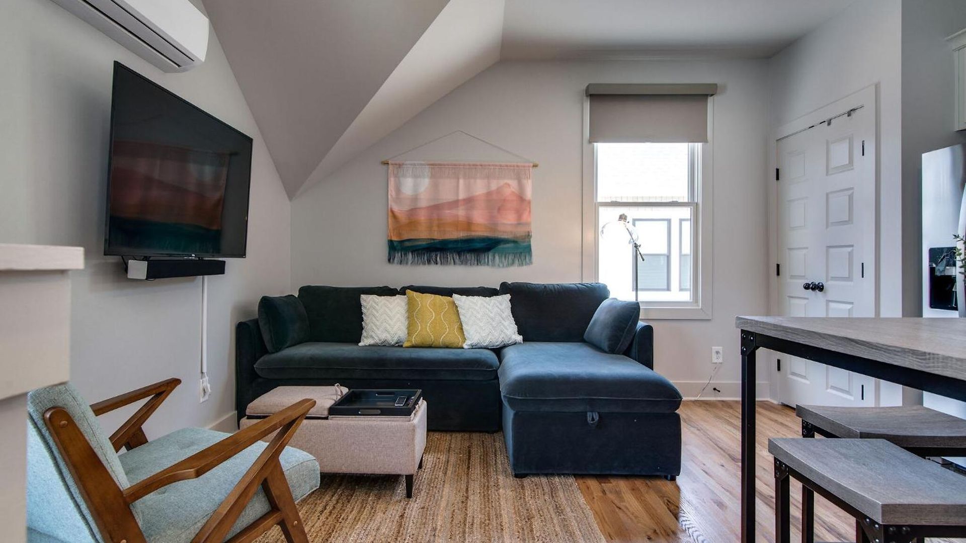 Holiday home Modern East Gem, Walk To Local Favorites, Cozy Den, Workspace & Smart Tvs, Fully Equipped Kitchen, Garage & Fast Wifi, Near Mas Tacos, Rosepepper & Five Points, 10 Min To Broadway & Nissan Stadium, 24 Hr Hospitality *