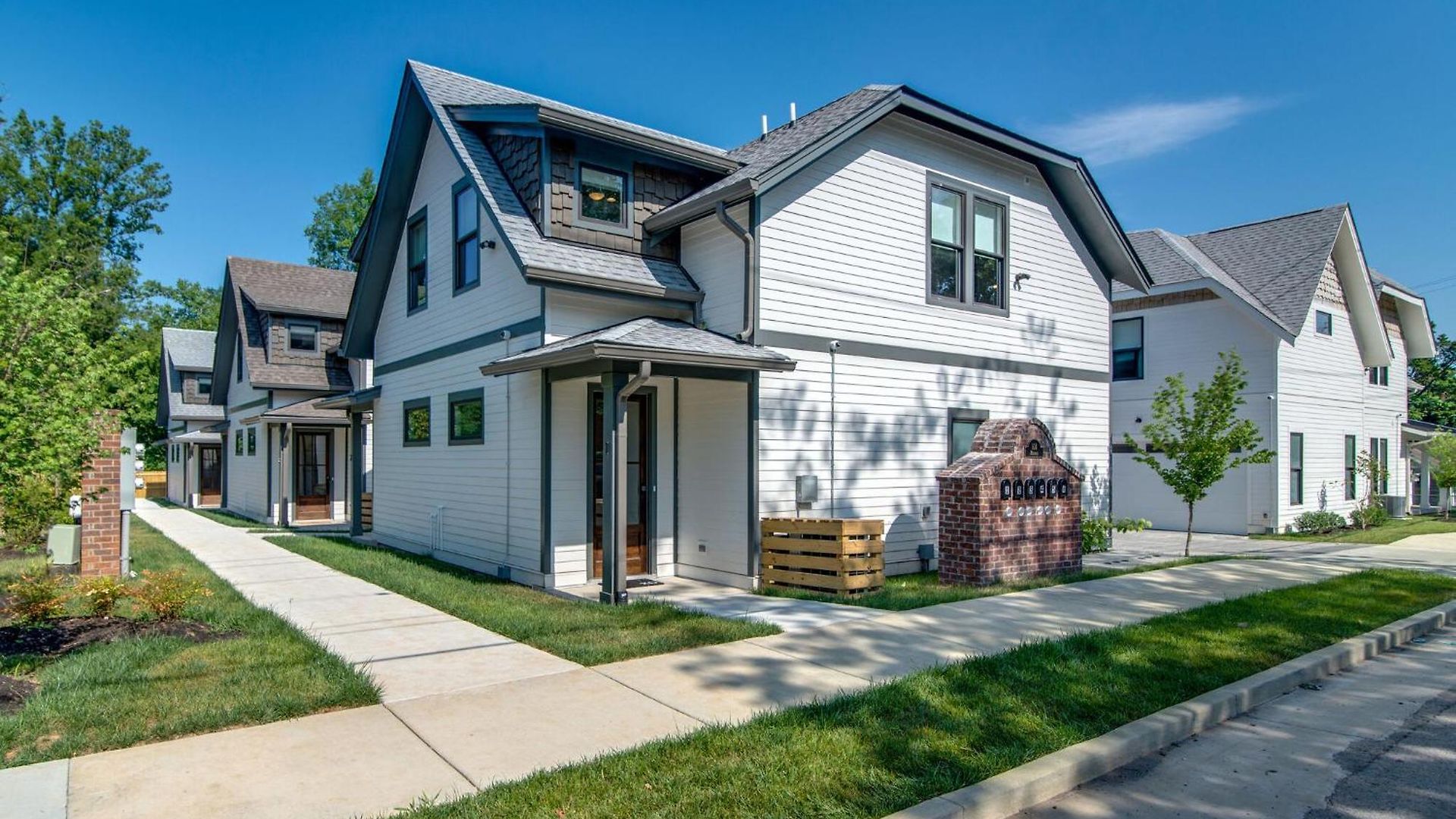 Modern East Gem, Walk To Local Favorites, Cozy Den, Workspace & Smart Tvs, Fully Equipped Kitchen, Garage & Fast Wifi, Near Mas Tacos, Rosepepper & Five Points, 10 Min To Broadway & Nissan Stadium, 24 Hr Hospitality *