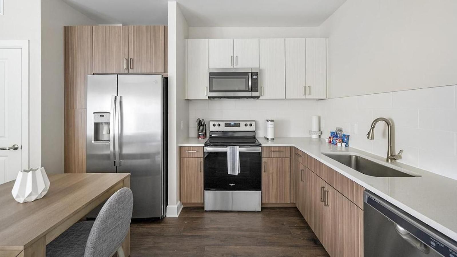 Apartment Landing - Modern With Amazing Amenities Nashville