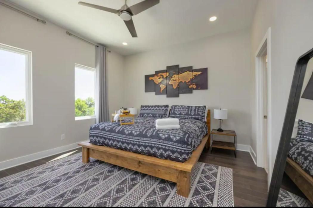 Holiday home Luxury Four-story With Rooftop Views, 10min To Downtown! Sleeps 12! *