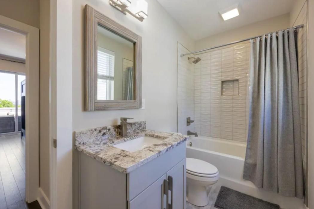 Luxury Four-story With Rooftop Views, 10min To Downtown! Sleeps 12! Holiday home
