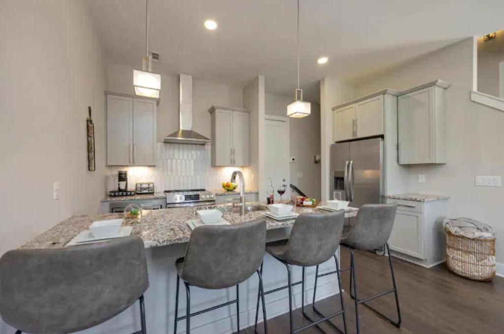 Holiday home Luxury Four-story With Rooftop Views, 10min To Downtown! Sleeps 12! *
