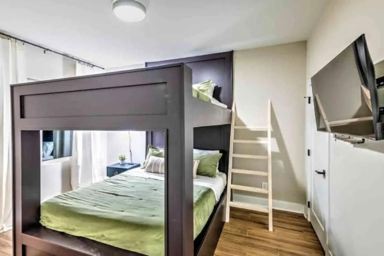 Luxury Four-story Home, Rooftop Deck With Views, Pingpong! Sleeps 12! Holiday home