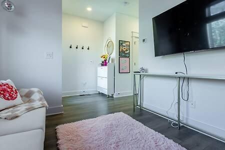 Disco Dollhouse - East + 2 8 Mi Downtown Holiday home