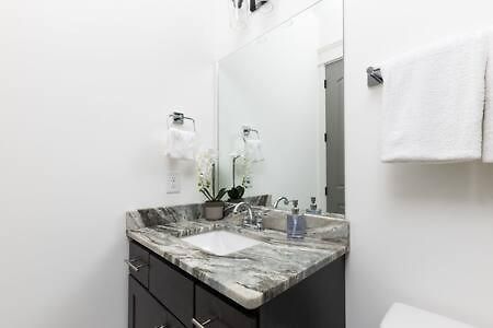 The Maple House - Huge Backyard & Mins To Broadway Holiday home Nashville
