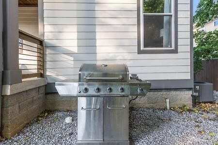 Holiday home The Maple House - Huge Backyard & Mins To Broadway *