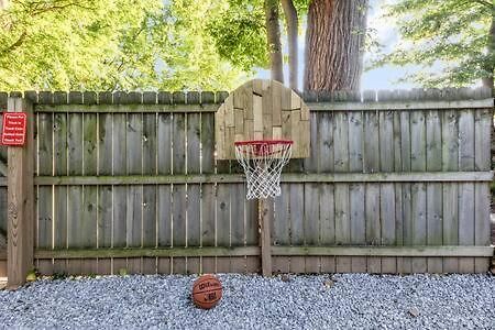 The Maple House - Huge Backyard & Mins To Broadway