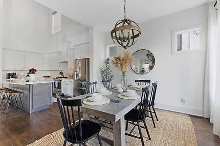 The Maple House - Huge Backyard & Mins To Broadway Holiday home *