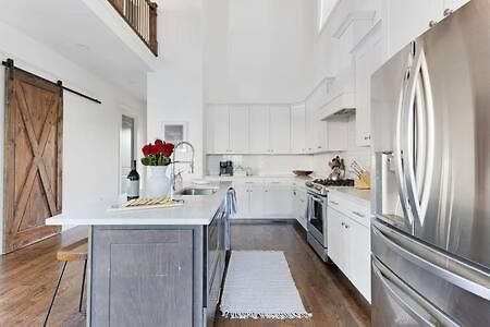 The Maple House - Huge Backyard & Mins To Broadway Holiday home *