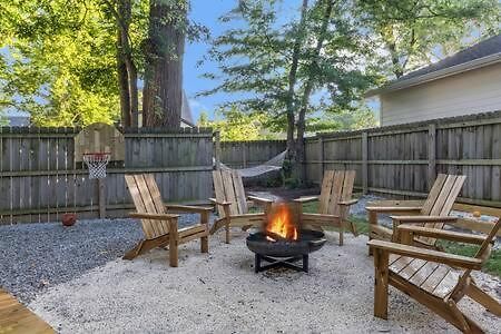 The Maple House - Huge Backyard & Mins To Broadway Holiday home *