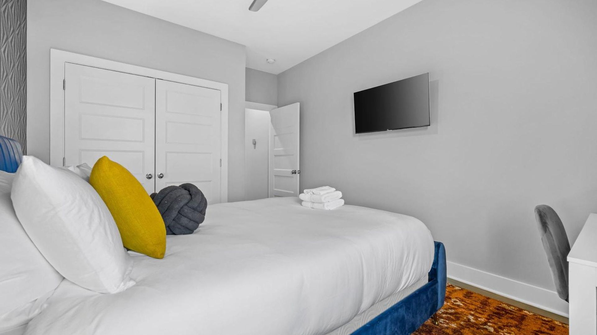 5 Mins To Dt ~gameroom ~ Balcony~sleeps 10~karaoke