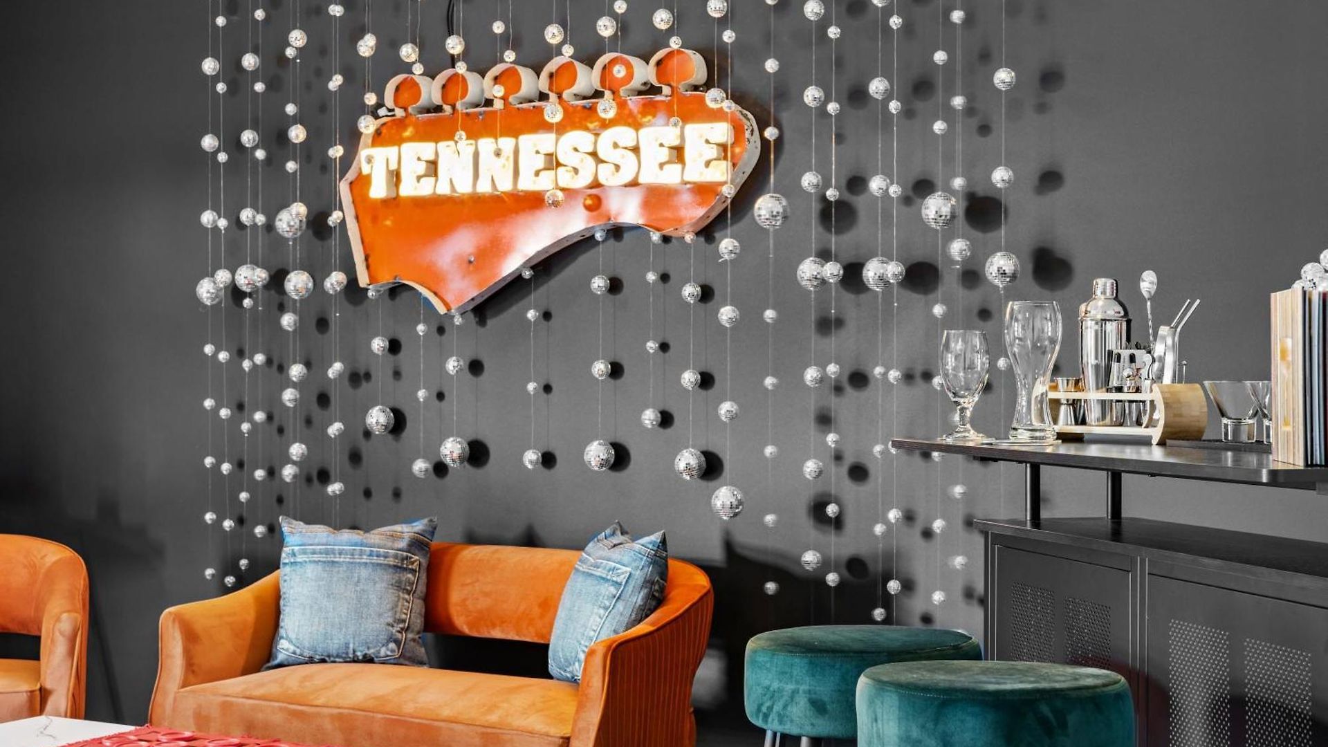 5 Mins To Dt ~gameroom ~ Balcony~sleeps 10~karaoke Holiday home