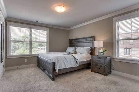 Twin Belmont Homes W 8 King 4 Living Sleep Up To 24 Guests Walk To Belmont & Vanderbilt Near Music Row The Gulch & 12 South 2 Miles To Broadway Smart Tvs Parking 24 Hr Hospitality Holiday home