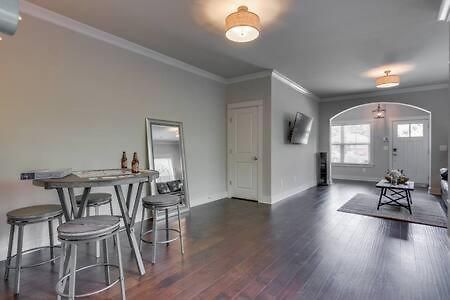 Holiday home Twin Belmont Homes W 8 King 4 Living Sleep Up To 24 Guests Walk To Belmont & Vanderbilt Near Music Row The Gulch & 12 South 2 Miles To Broadway Smart Tvs Parking 24 Hr Hospitality *