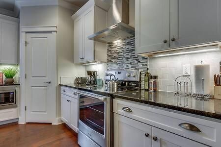Holiday home Twin Belmont Homes W 8 King 4 Living Sleep Up To 24 Guests Walk To Belmont & Vanderbilt Near Music Row The Gulch & 12 South 2 Miles To Broadway Smart Tvs Parking 24 Hr Hospitality